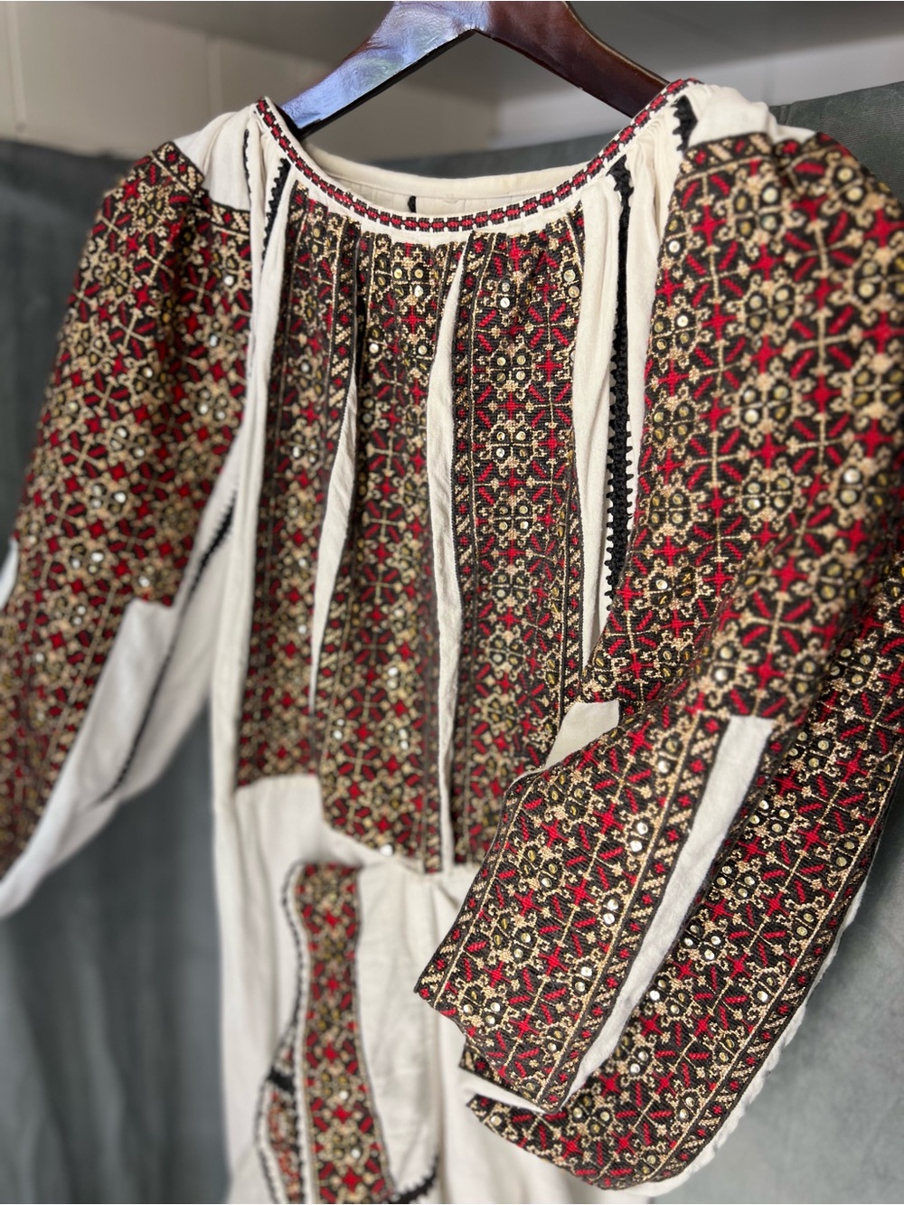 Romanian ie lunga 1940’s. Embroidered Long Sleeve Boho Dress in Ivory and Red
